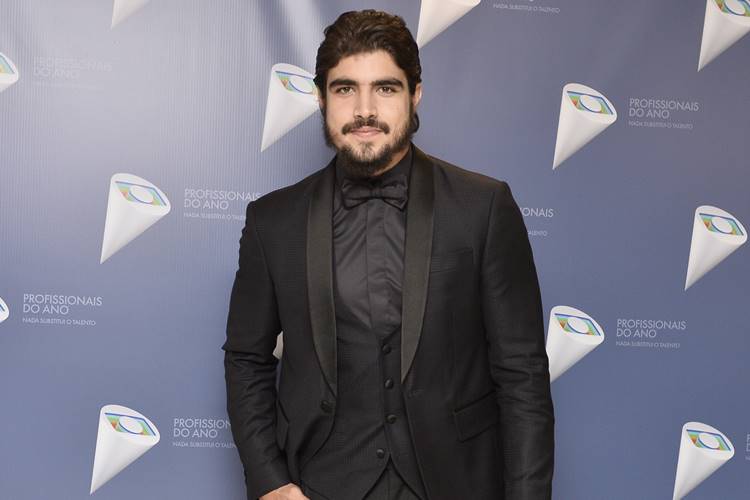 Caio Castro é visto flertando com ex-protagonista de “Malhação”