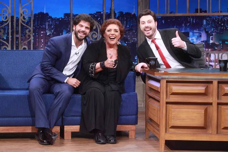 “Sou doida para ser avó”, diz Leda Nagle ao lado de Duda no The Noite