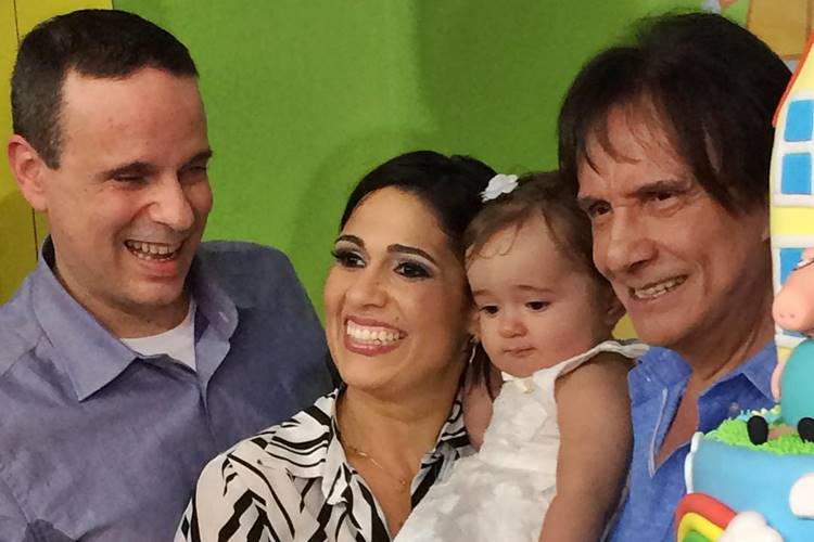 Roberto Carlos canta música em aniversário de 1 ano da neta