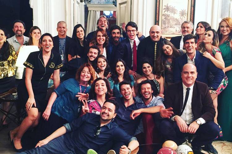 Elenco de “Haja Coração” posa em clima de despedida nas redes sociais