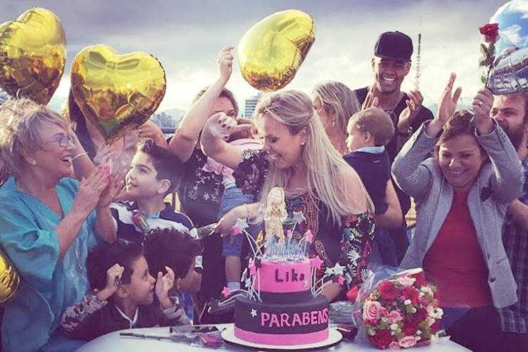 Eliana recebe homenagem pelo seu aniversário em seu programa