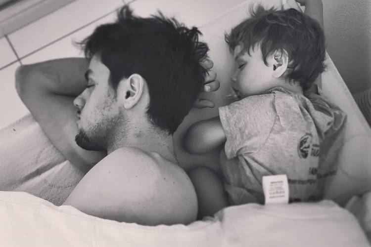 Felipe Simas aparece em click fofo com o filho, Joaquim