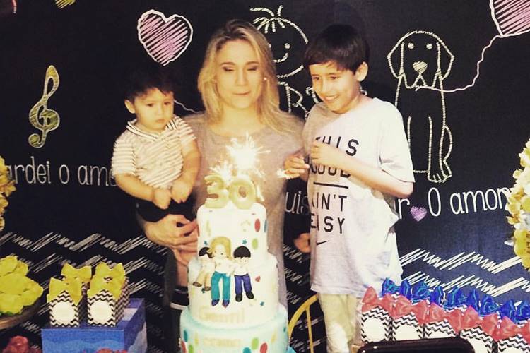 Fernanda Gentil comemora aniversário em buffet infantil