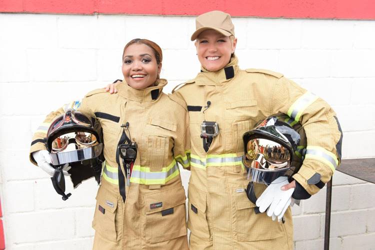 Xuxa e Gaby Amarantos participam de treinamento dos Bombeiros
