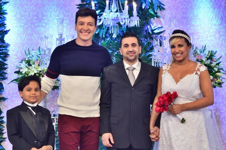 Rodrigo Faro promove casamento surpresa entre brasileira e português que ficaram noivos sem se conhecer