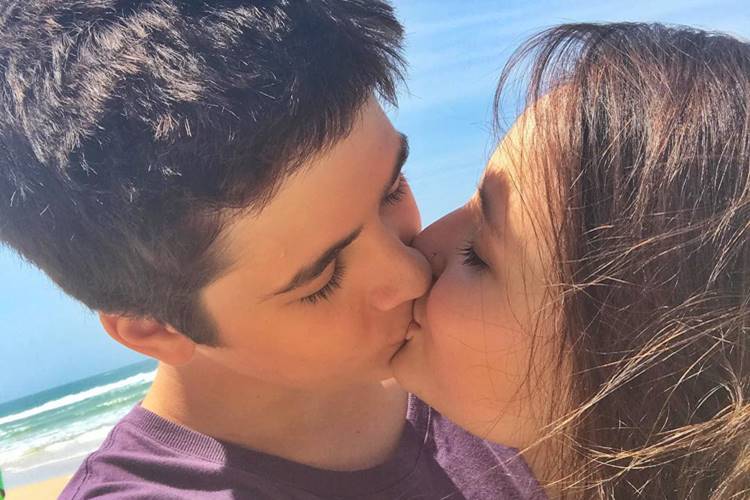 Larissa Manoela e João Guilherme trocam beijos em dia de gravação no Rio de Janeiro