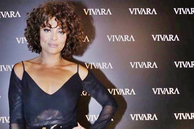 Juliana Paes abusa de cachos e chama atenção em evento