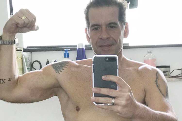 Leandro Hassum posa sem camisa e exibe boa forma