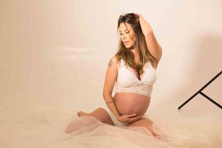 Grávida, Lizi Benites posa para ensaio fotográfico e exibe barriguinha