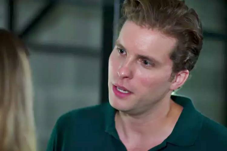 Caio pergunta se Tânia está apaixonada por Ricardo