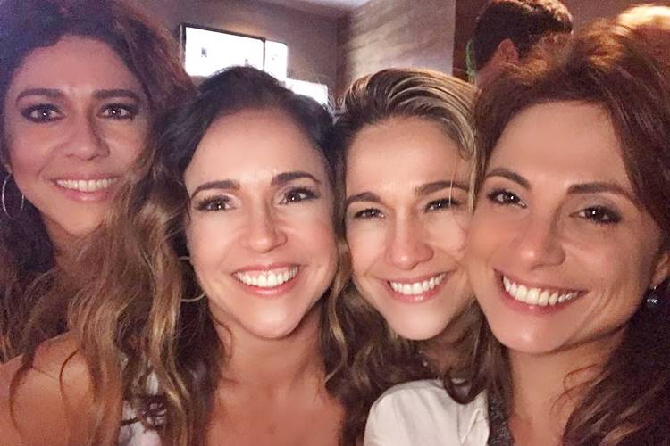 Daniela Mercury posta foto com Fernanda Gentil e a namorada