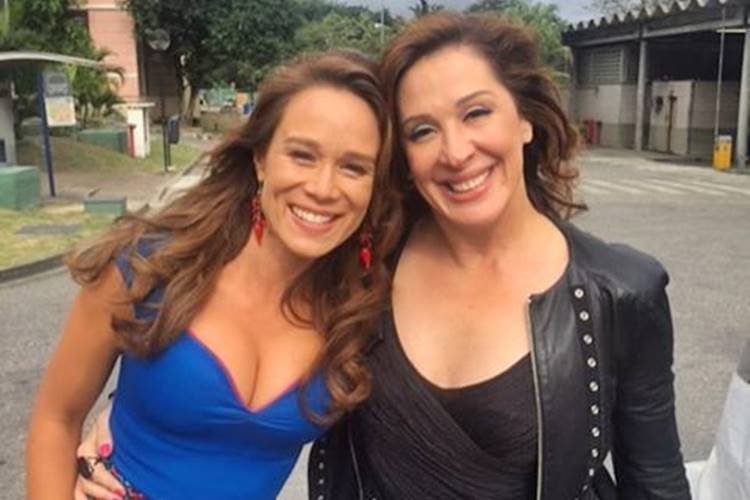 Mariana Ximenes posa com Claudia Raia e agradece parceria