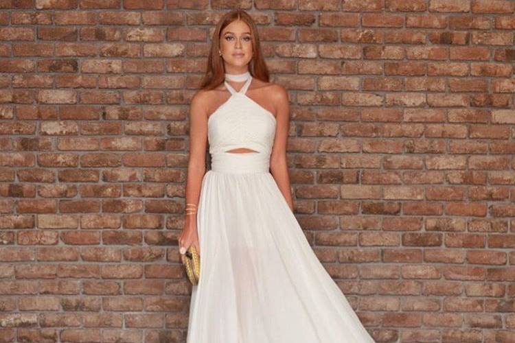 Com vestido elegante, Marina Ruy Barbosa chama atenção em evento