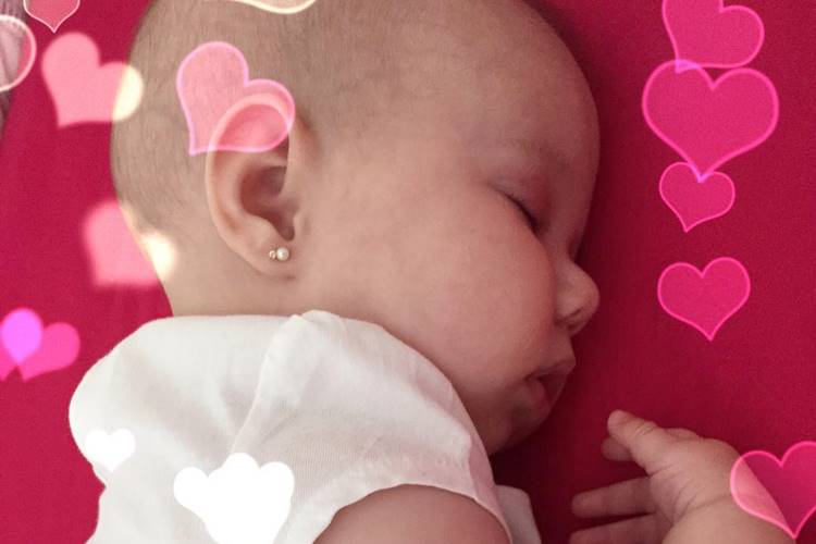 Thais Fersoza registra soneca de Melinda e se derrete pela filha