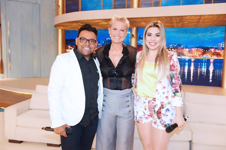 Xuxa recebe em seu programa Pablo e Naiara Azevedo