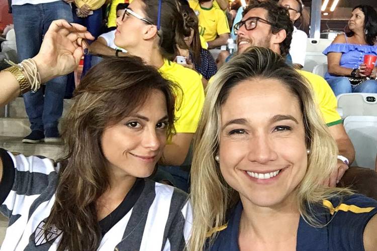 Fernanda Gentil assiste jogo da seleção brasileira com a namorada