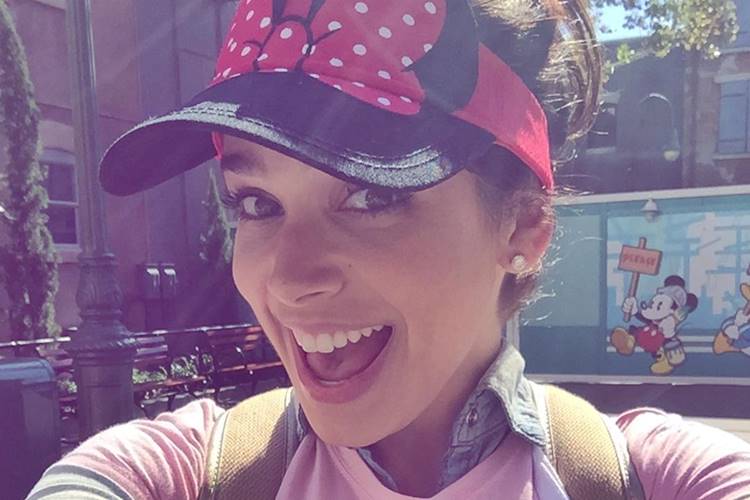 Depois de sucesso em “Haja Coração”, Sabrina Petraglia curte férias na Disney