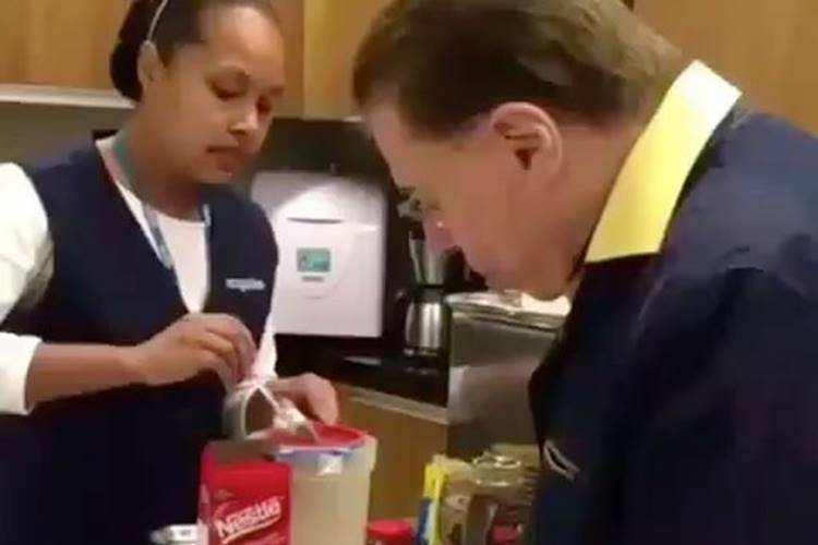 Silvio Santos aparece em vídeo anotando receita de cappuccino – Confira!
