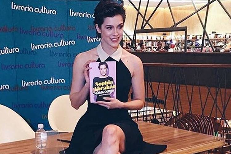 Sophia Abrahão lança biografia em São Paulo