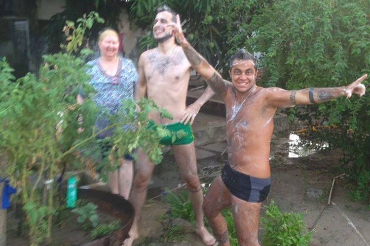 De sunga, Thammy volta a surpreender internautas