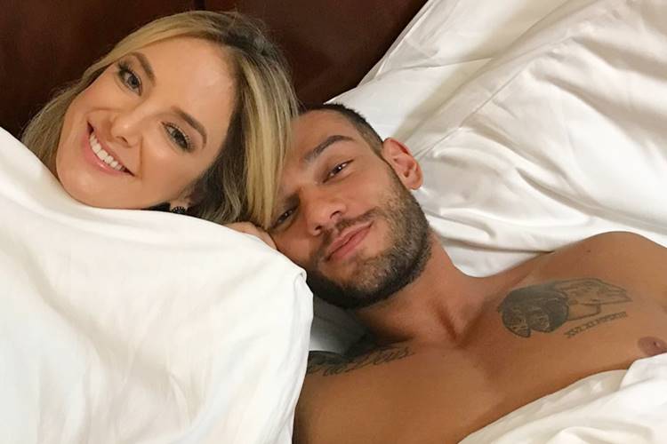 Ticiane Pinheiro aparece deitada na cama com Lucas Lucco e cena causa frisson nas redes sociais