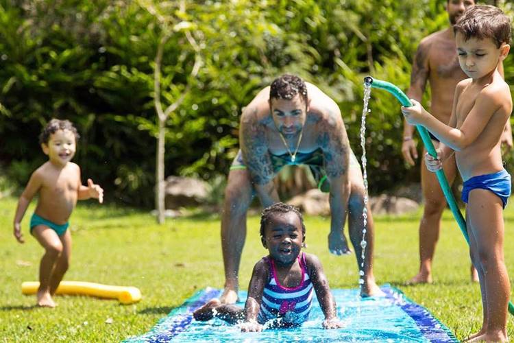 Filha de Bruno Gagliasso aparece tomando banho de mangueira no feriadão