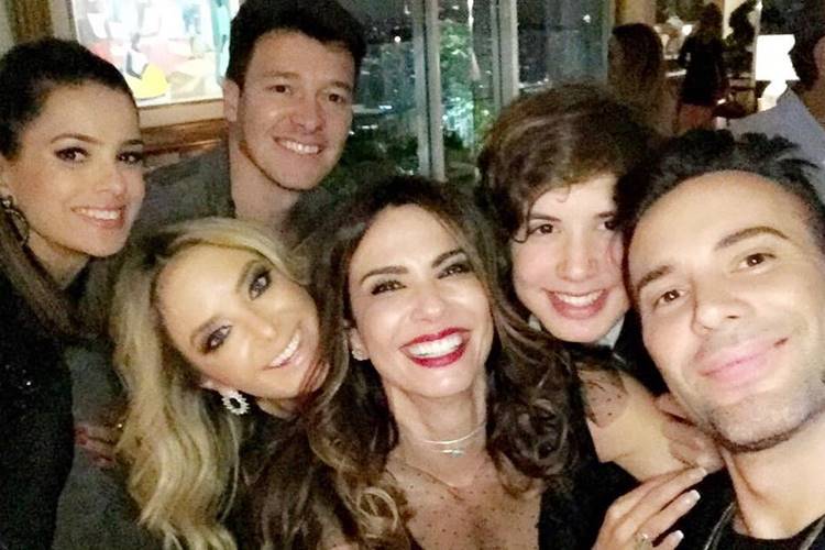 Luciana Gimenez comemora aniversário ao lado de famosos