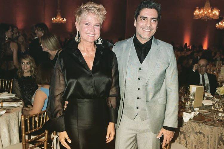 Xuxa Meneghel posa elegante com Junno Andrade em jantar solidário