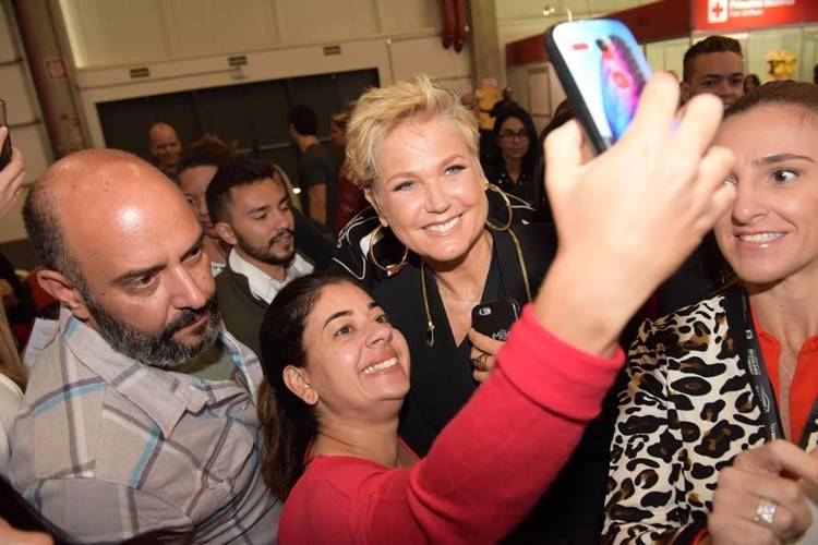 Xuxa causa alvoroço em feira automotiva