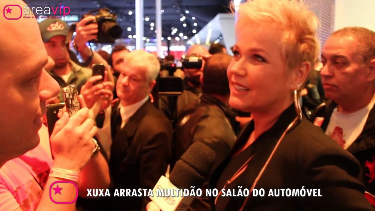 Xuxa Meneghel arrasta multidão no salão do automóvel