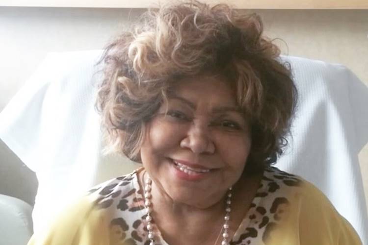 Alcione recebe alta hospitalar e grava vídeo para seus fãs