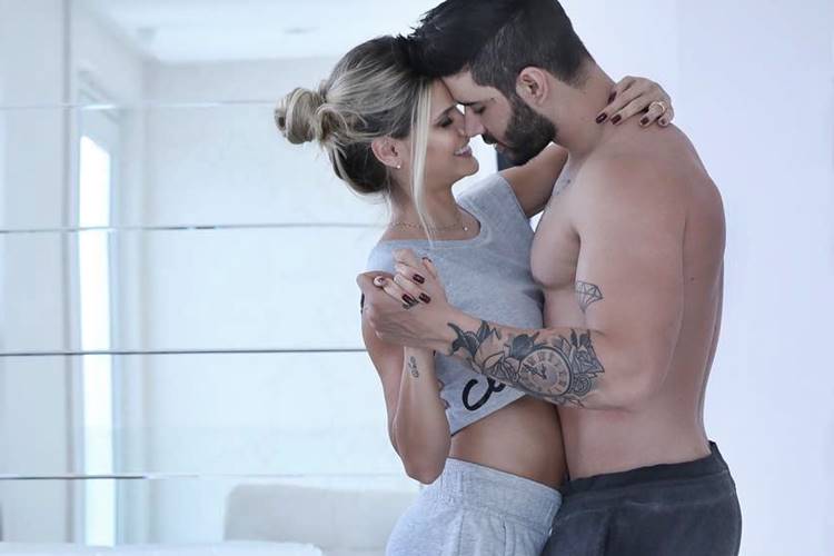 Andressa Suita mostra barriguinha de grávida em clima de romance com Gusttavo Lima