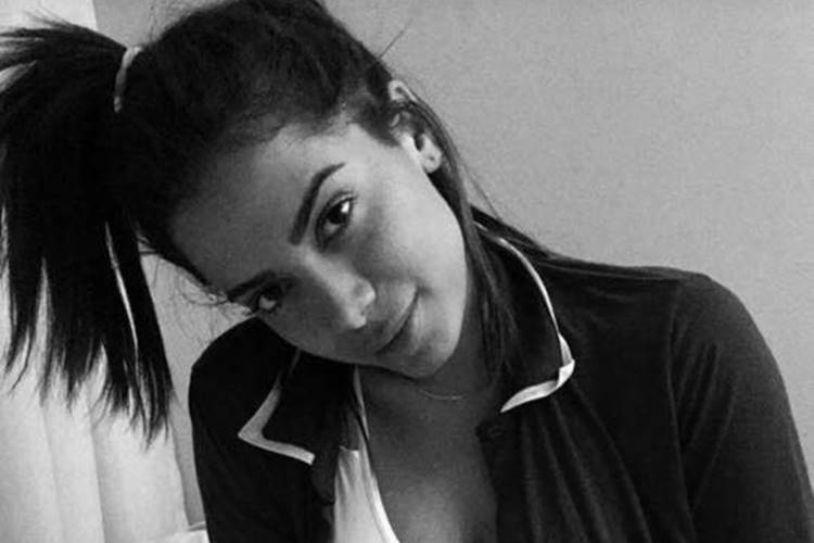 Em dia de folga, Anitta compartilha click de calcinha nas redes sociais