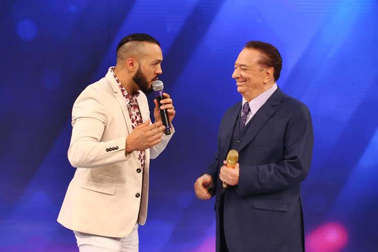 Raul Gil supera polêmica e recebe Belo no palco de seu programa