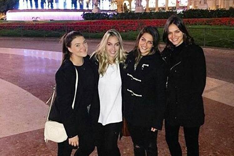 De volta a Barcelona, Bruna Marquezine posa com namoradas de amigos de Neymar