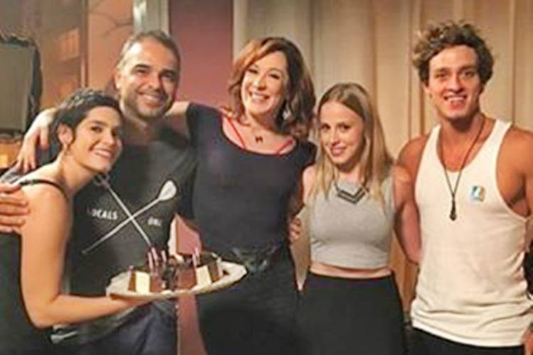 Cláudia Raia ganha festa surpresa nos bastidores de “A Lei do Amor”