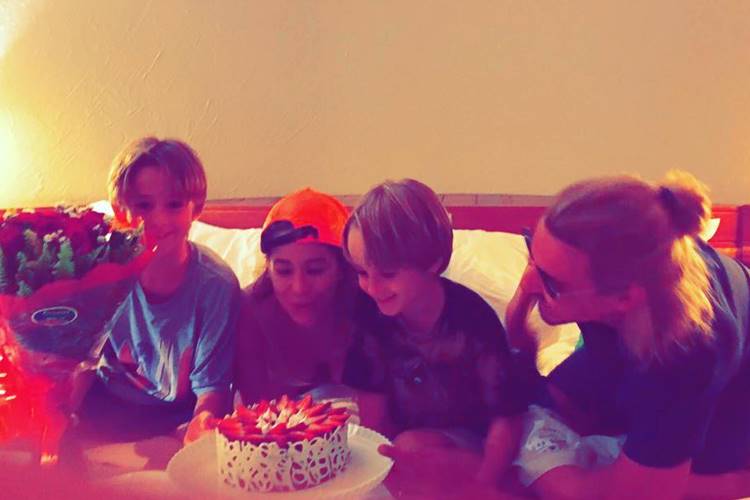 Danielle Winits comemora aniversário com filhos e André Gonçalves