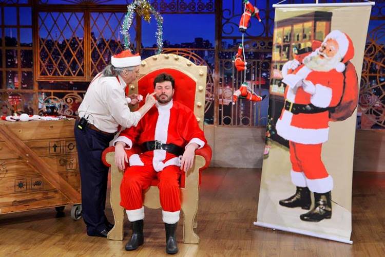 Danilo Gentili se transforma em Papai Noel no ‘The Noite’