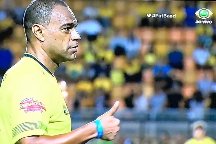 Luciele Di Camargo chama atenção de Denílson nas redes sociais