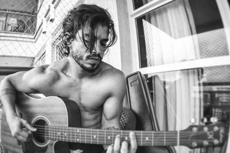 Douglas Sampaio desabafa em show sobre polêmicas com Rayanne Morais