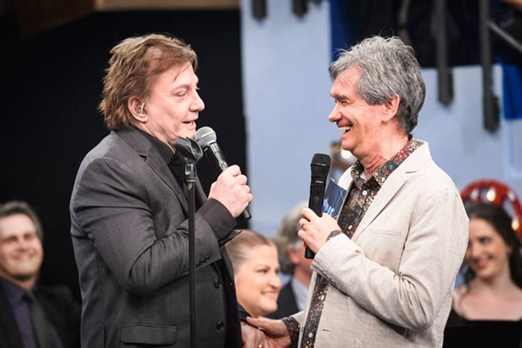 Serginho Groisman reúne amigos no especial de Natal do ‘Altas Horas’