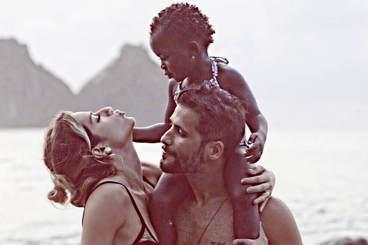 Bruno Gagliasso e Giovanna Ewbank curtem praia com a filha