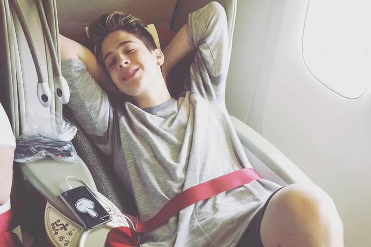 Larissa Manoela curte Disney com amiga e João Guilherme embarca para Orlando