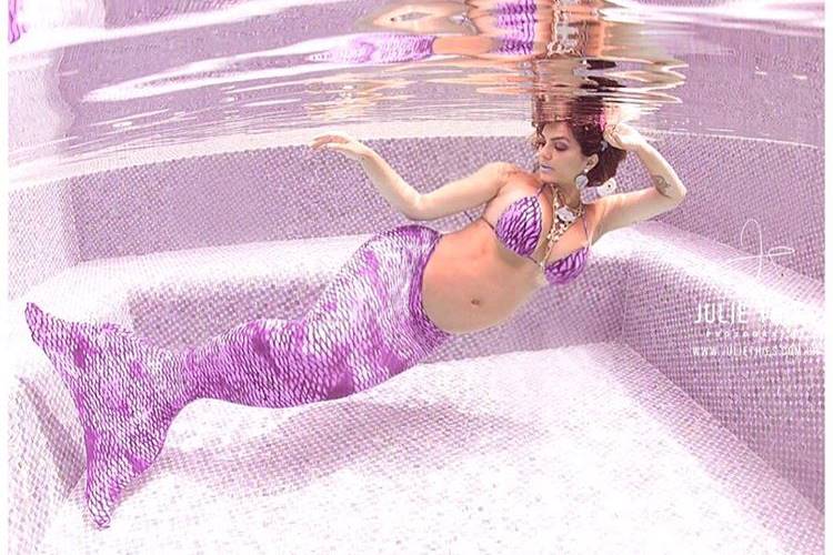 Na reta final da gravidez, Kelly Key posa de sereia debaixo d’água