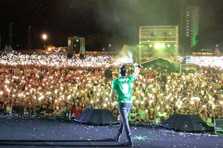 Em homenagem, Luan Santana faz show com camisa da Chapecoense