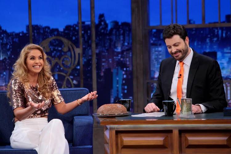 Lucero ganha brigadeiro gigante e brinca de pinhata no ‘The Noite’