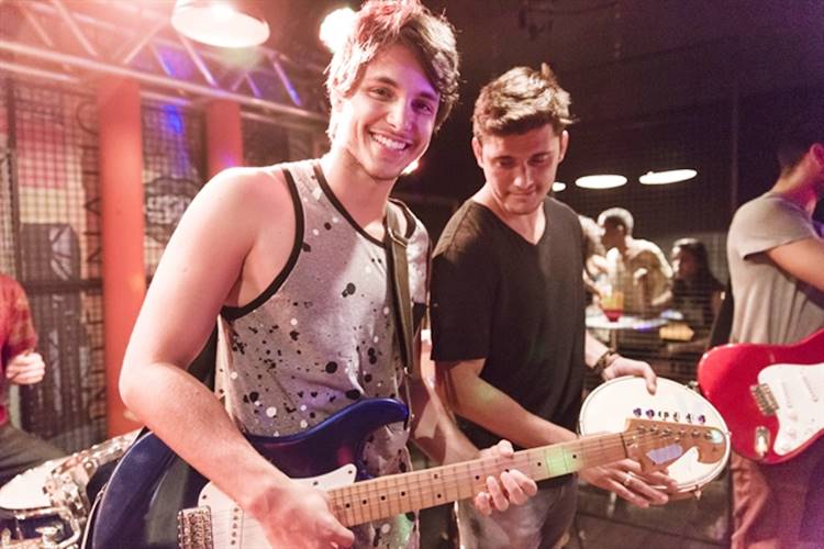 Malhação: Toninho aparece em festa no hostel