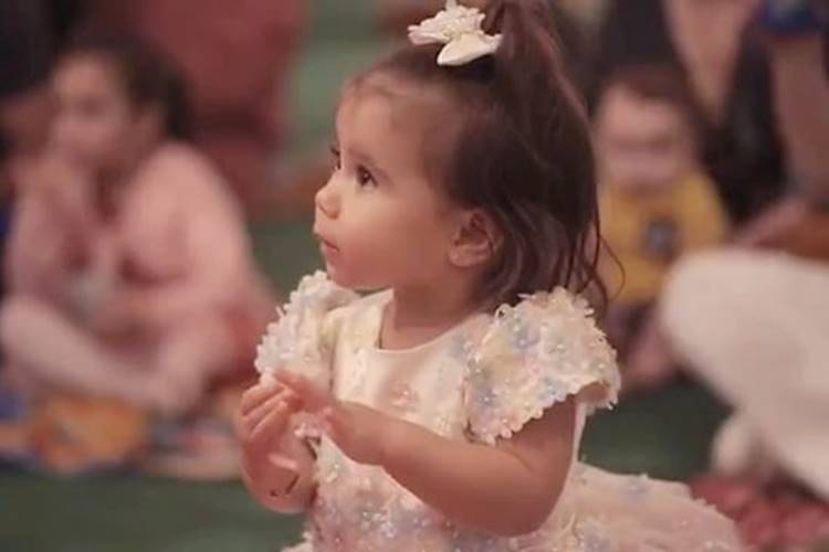 Deborah Secco posta vídeo do aniversário de um aninho de sua filha