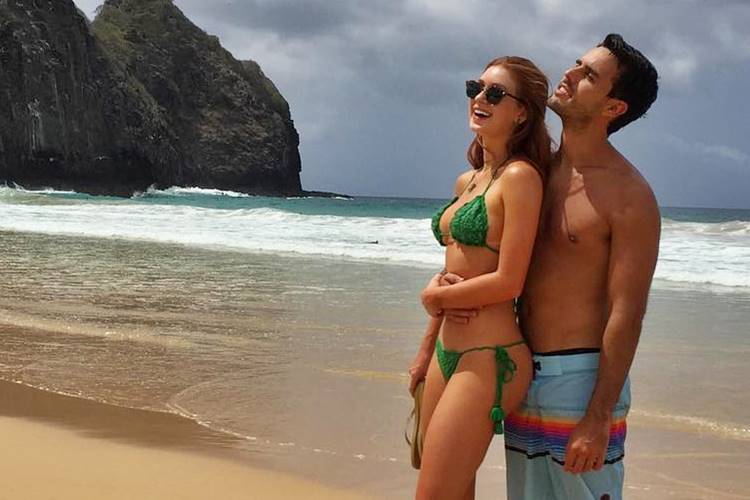 Marina Ruy Barbosa posa de biquíni em click romântico com o noivo