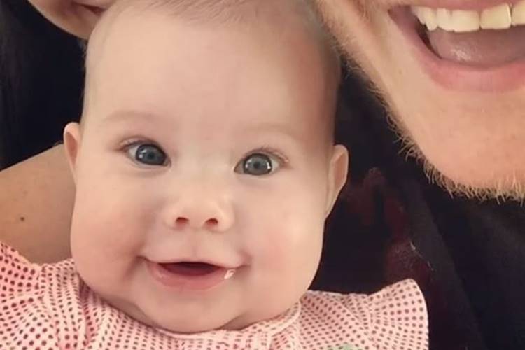 Thaís Fersoza e Michel Teló batizam Melinda